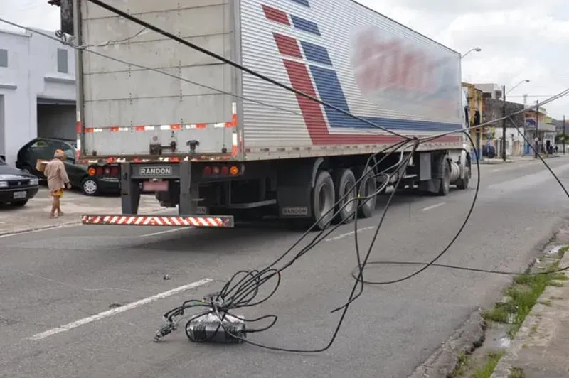 Imagem de compartilhamento para o artigo Caminhão arrebenta fios e ciclista quase fica ferido em Chapadão do Sul da MS Todo dia